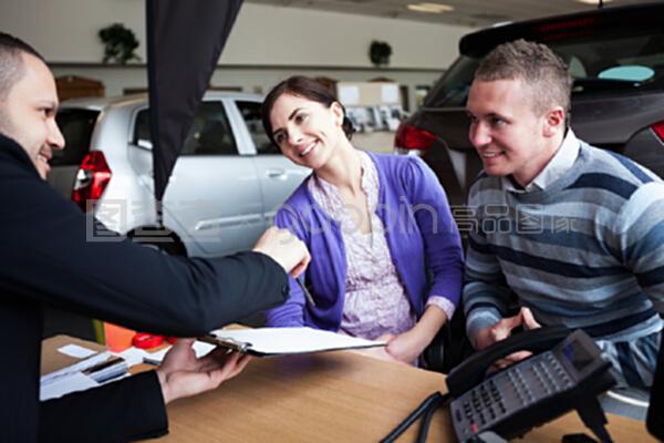 在車展上的意外收獲 一對情侶與汽車銷售員的深度對話